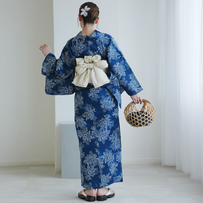 【utatane 高級変わり織 浴衣3点セット ( ゆかた・帯・下駄 ) 青藍に重なる古典菊】 フリーサイズ 国産生地 国内染色　昭和初期アンティーク復刻版（5010278811）