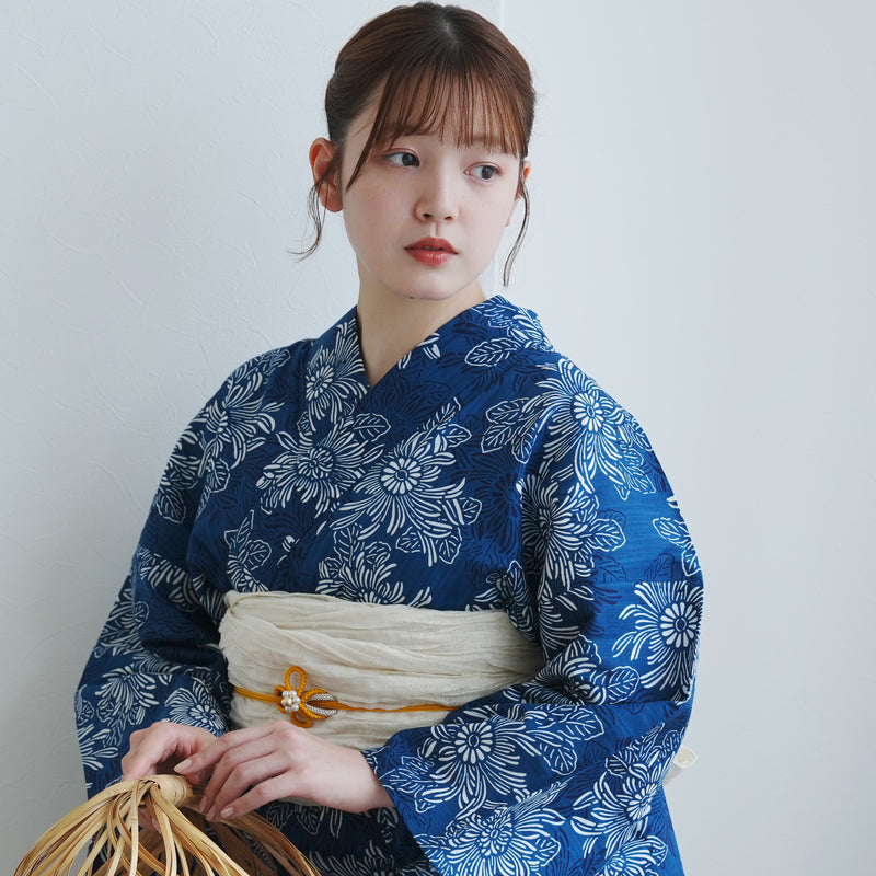 【utatane 高級変わり織 浴衣3点セット ( ゆかた・帯・下駄 ) 青藍に重なる古典菊】 フリーサイズ 国産生地 国内染色　昭和初期アンティーク復刻版（5010278811）