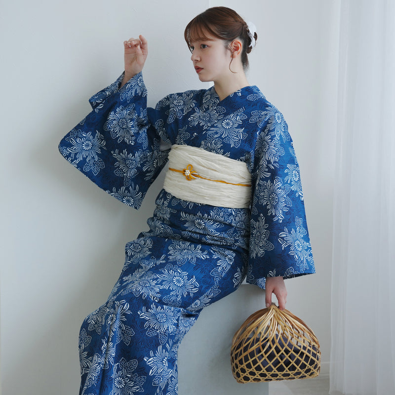 【utatane 高級変わり織 浴衣3点セット ( ゆかた・帯・下駄 ) 青藍に重なる古典菊】 フリーサイズ 国産生地 国内染色　昭和初期アンティーク復刻版（5010278811）