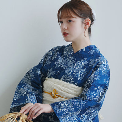 【utatane 高級変わり織 浴衣3点セット ( ゆかた・帯・下駄 ) 青藍に重なる古典菊】 Sサイズ （150-160cm）国産生地 国内染色　昭和初期アンティーク復刻版（5011278811）