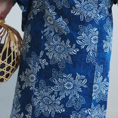 【utatane 高級変わり織 浴衣3点セット ( ゆかた・帯・下駄 ) 青藍に重なる古典菊】 Sサイズ （150-160cm）国産生地 国内染色　昭和初期アンティーク復刻版（5011278811）