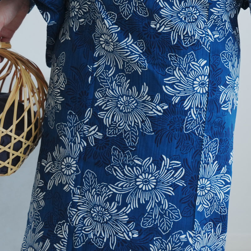 【utatane 高級変わり織 浴衣3点セット ( ゆかた・帯・下駄 ) 青藍に重なる古典菊】 Sサイズ （150-160cm）国産生地 国内染色　昭和初期アンティーク復刻版（5011278811）