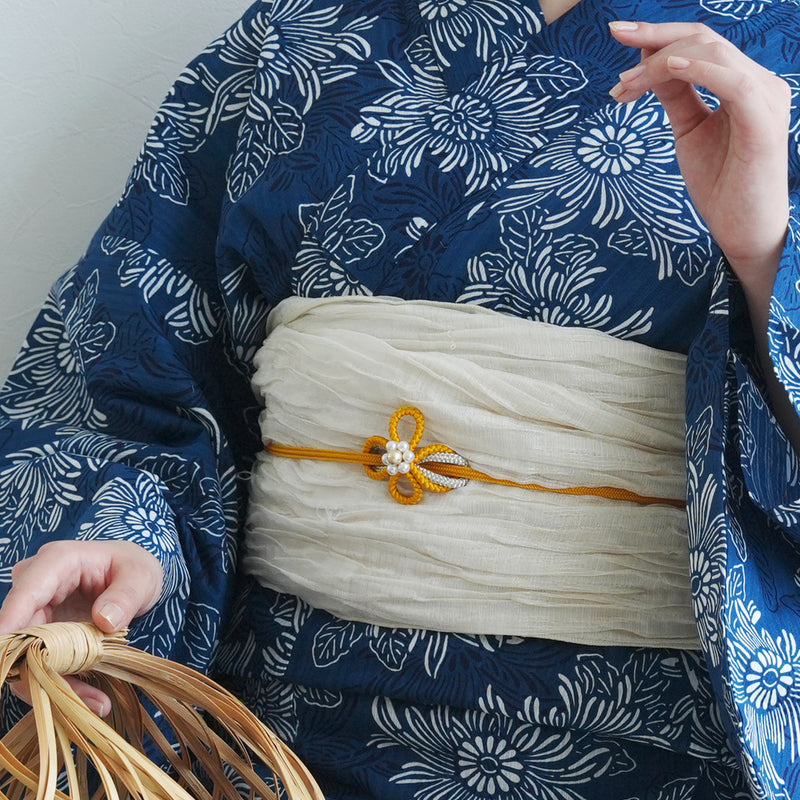 【utatane 高級変わり織 浴衣3点セット ( ゆかた・帯・下駄 ) 青藍に重なる古典菊】 Sサイズ （150-160cm）国産生地 国内染色　昭和初期アンティーク復刻版（5011278811）