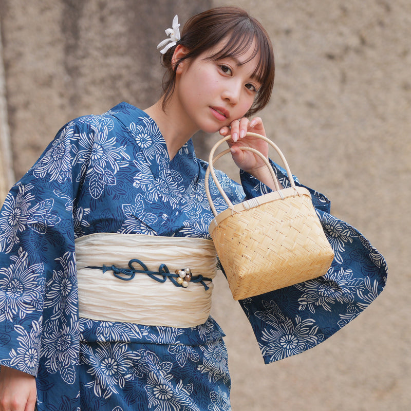 【utatane 高級変わり織 浴衣3点セット ( ゆかた・帯・下駄 ) 青藍に重なる古典菊】 フリーサイズ 国産生地 国内染色　昭和初期アンティーク復刻版（5010278811）