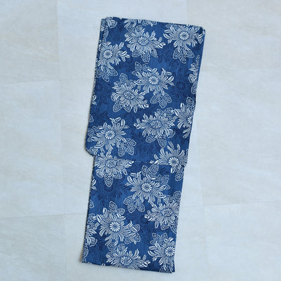 【utatane 高級変わり織 浴衣3点セット ( ゆかた・帯・下駄 ) 青藍に重なる古典菊】 Sサイズ （150-160cm）国産生地 国内染色　昭和初期アンティーク復刻版（5011278811）