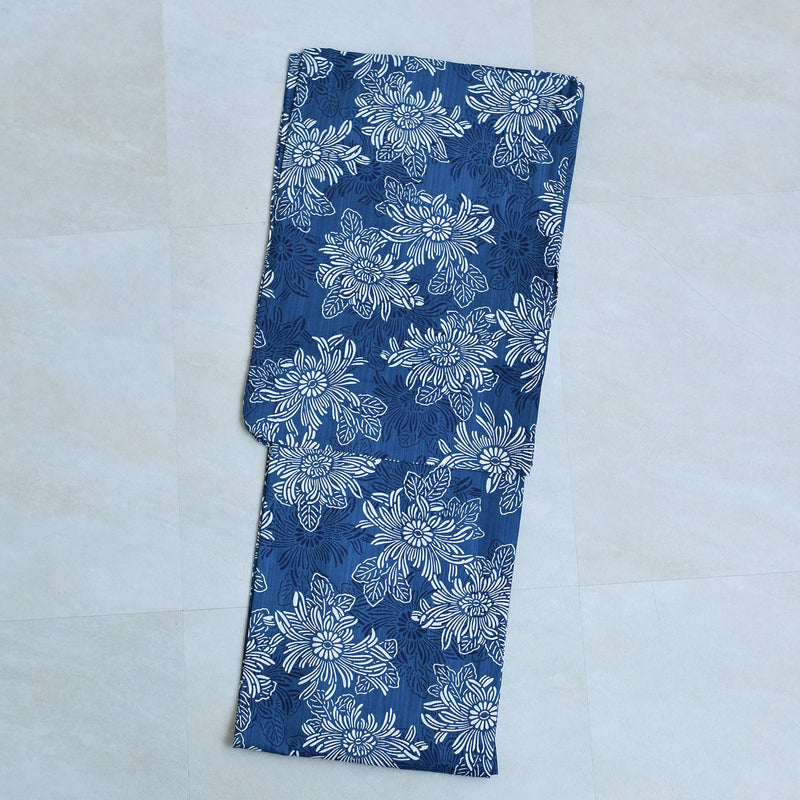 【utatane 高級変わり織 浴衣3点セット ( ゆかた・帯・下駄 ) 青藍に重なる古典菊】 Sサイズ （150-160cm）国産生地 国内染色　昭和初期アンティーク復刻版（5011278811）