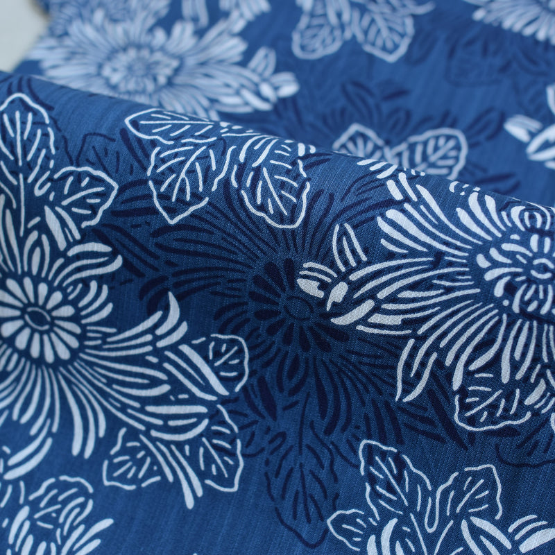 【utatane 高級変わり織 浴衣3点セット ( ゆかた・帯・下駄 ) 青藍に重なる古典菊】 Sサイズ （150-160cm）国産生地 国内染色　昭和初期アンティーク復刻版（5011278811）