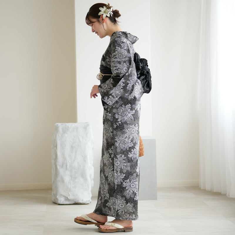 【utatane 高級変わり織 浴衣3点セット ( ゆかた・帯・下駄 ) グレーに重なる古典菊】3Lサイズ（ヒップ約130cm位まで対応） 国産生地 国内染色　昭和初期アンティーク復刻版（5013279211）