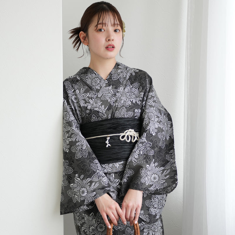 【utatane 高級変わり織 浴衣3点セット ( ゆかた・帯・下駄 ) グレーに重なる古典菊】 フリーサイズ 国産生地 国内染色　昭和初期アンティーク復刻版（5010279211）