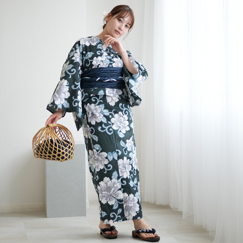 【utatane 高級変わり織 浴衣3点セット ( ゆかた・帯・下駄 ) 鉄紺に牡丹唐草】Lサイズ（165-175cm） 国産生地 国内染色　昭和初期アンティーク復刻版（5012279311）
