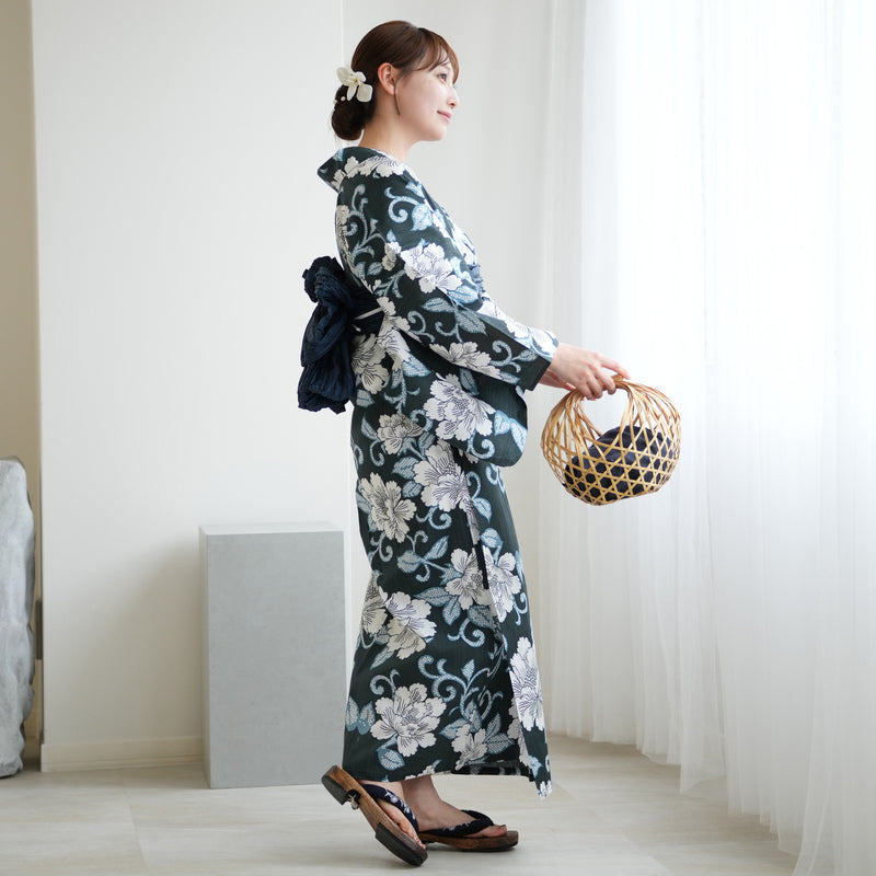 【utatane 高級変わり織 浴衣3点セット ( ゆかた・帯・下駄 ) 鉄紺に牡丹唐草】Lサイズ（165-175cm） 国産生地 国内染色　昭和初期アンティーク復刻版（5012279311）