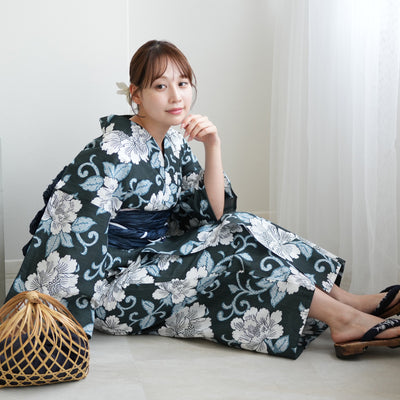 【utatane 高級変わり織 浴衣3点セット ( ゆかた・帯・下駄 ) 鉄紺に牡丹唐草】Lサイズ（165-175cm） 国産生地 国内染色　昭和初期アンティーク復刻版（5012279311）