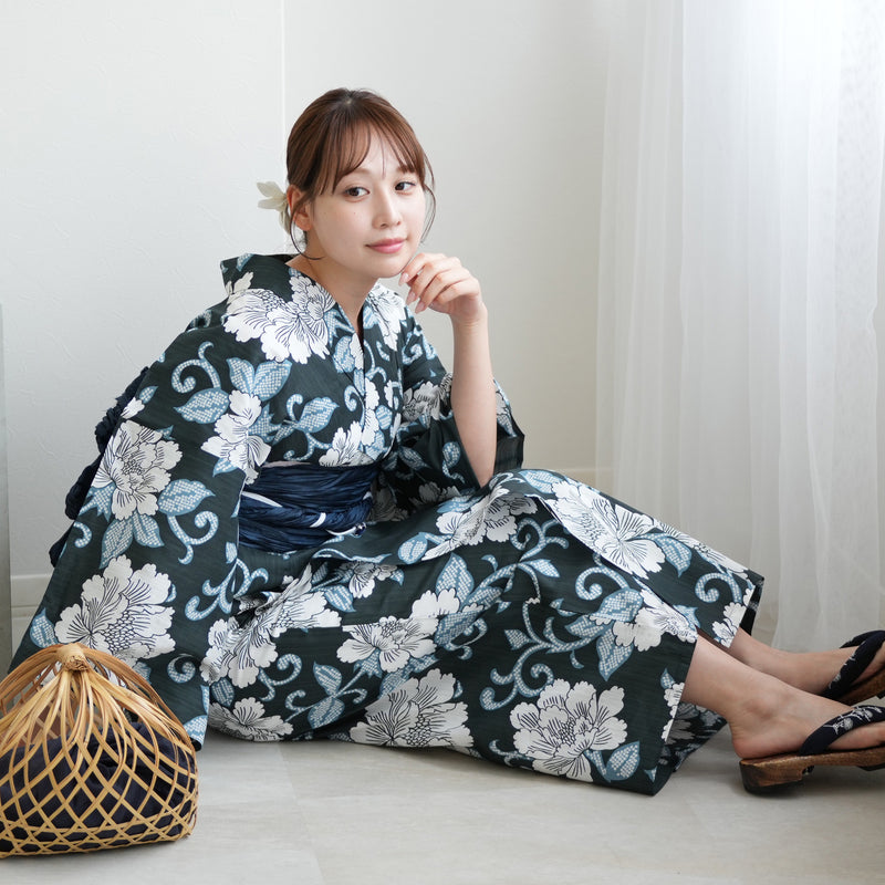 【utatane 高級変わり織 浴衣3点セット ( ゆかた・帯・下駄 ) 鉄紺に牡丹唐草】Lサイズ（165-175cm） 国産生地 国内染色　昭和初期アンティーク復刻版（5012279311）