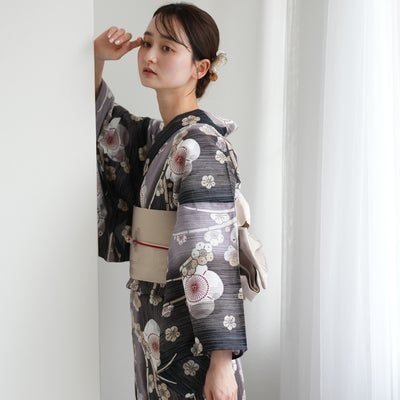 【utatane 高級変わり織 浴衣3点セット ( ゆかた・帯・下駄 ) かすれ黒ぼかしの梅】 Sサイズ（150-160cm） 国産生地 国内染色　昭和初期アンティーク復刻版（5011279611）