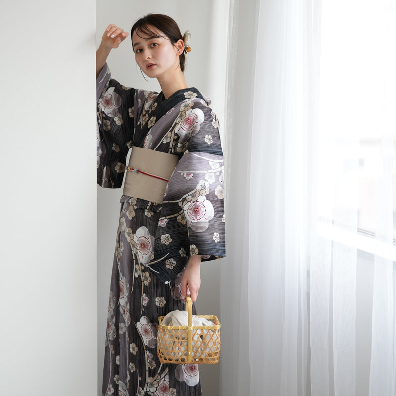 【utatane 高級変わり織 浴衣3点セット ( ゆかた・帯・下駄 ) かすれ黒ぼかしの梅】 フリーサイズ 国産生地 国内染色　昭和初期アンティーク復刻版（5010279611）