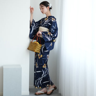 【ニコアンティーク 高級変わり織 浴衣3点セット ( ゆかた・帯・下駄 ) 紺地に菖蒲とつばめ】 3Lサイズ（ヒップ約130cm位まで対応）国産生地 国内染色　個性派きもの（5013282911）