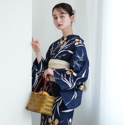 【ニコアンティーク 高級変わり織 浴衣3点セット ( ゆかた・帯・下駄 ) 紺地に菖蒲とつばめ】 3Lサイズ（ヒップ約130cm位まで対応）国産生地 国内染色　個性派きもの（5013282911）