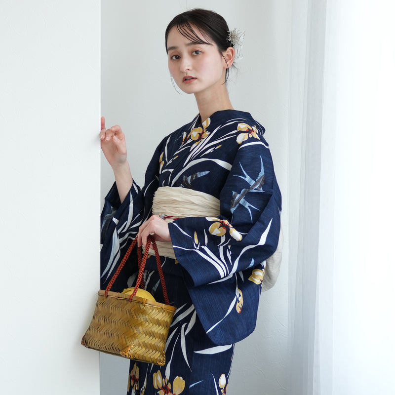 【ニコアンティーク 高級変わり織 浴衣3点セット ( ゆかた・帯・下駄 ) 紺地に菖蒲とつばめ】 3Lサイズ（ヒップ約130cm位まで対応）国産生地 国内染色　個性派きもの（5013282911）