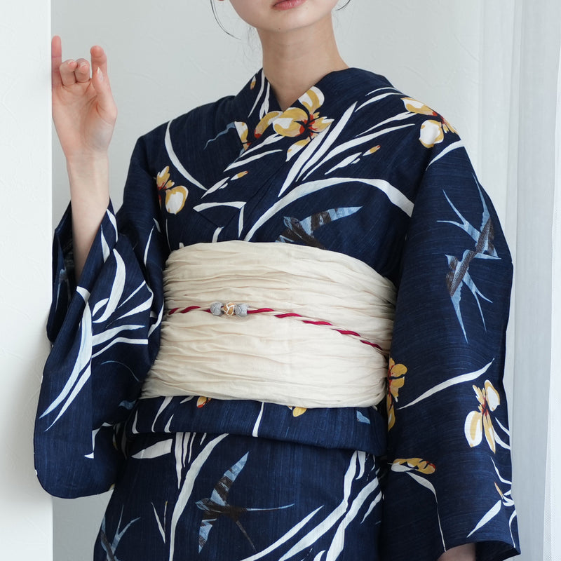 【ニコアンティーク 高級変わり織 浴衣3点セット ( ゆかた・帯・下駄 ) 紺地に菖蒲とつばめ】 3Lサイズ（ヒップ約130cm位まで対応）国産生地 国内染色　個性派きもの（5013282911）
