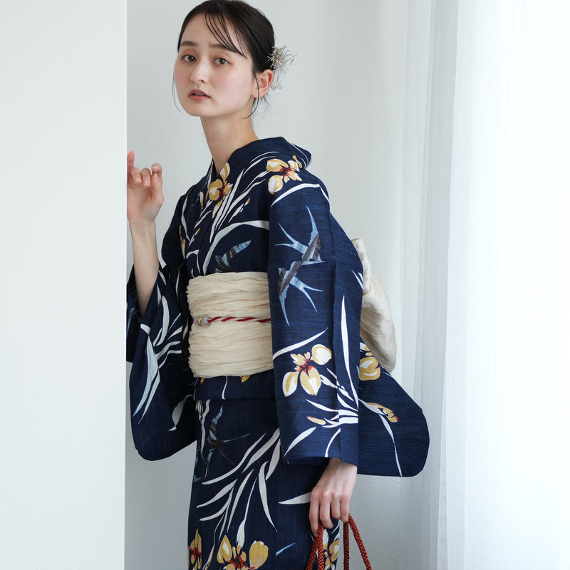 【ニコアンティーク 高級変わり織 浴衣3点セット ( ゆかた・帯・下駄 ) 紺地に菖蒲とつばめ】 フリーサイズ 国産生地 国内染色　個性派きもの（5010282911）
