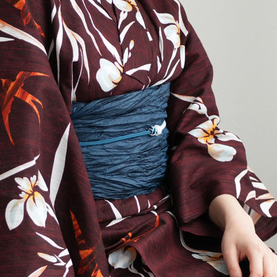【ニコアンティーク 高級変わり織 浴衣3点セット ( ゆかた・帯・下駄 ) えんじに菖蒲とつばめ】 フリーサイズ 国産生地 国内染色　個性派きもの（5010283311）