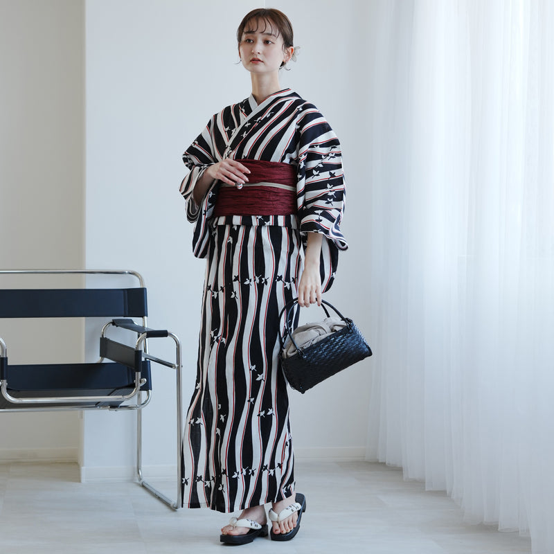【高級変わり織 浴衣3点セット ( ゆかた・帯・下駄 ) モノクロと赤の小鳥よろけ縞】 コットン100％ フリーサイズ（5010285811）