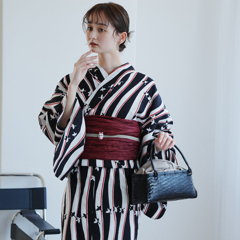 【高級変わり織 浴衣3点セット ( ゆかた・帯・下駄 ) モノクロと赤の小鳥よろけ縞】 コットン100％ フリーサイズ（5010285811）