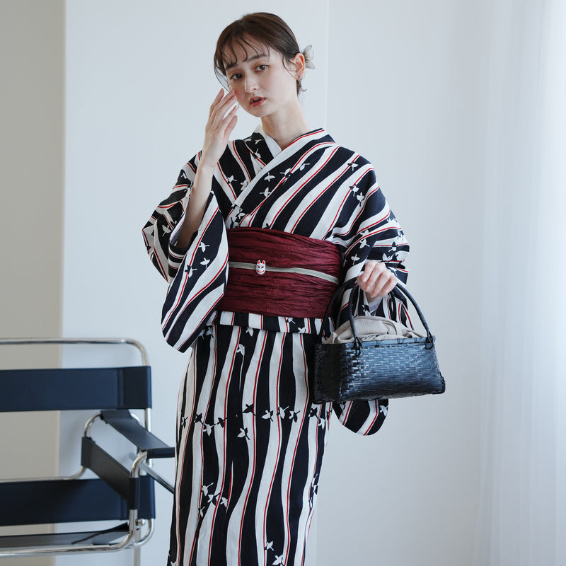 【高級変わり織 浴衣3点セット ( ゆかた・帯・下駄 ) モノクロと赤の小鳥よろけ縞】 コットン100％ フリーサイズ（5010285811）