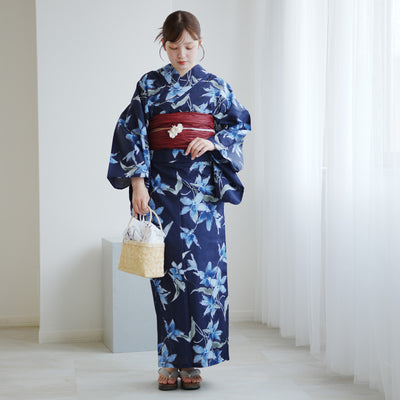 【高級変わり織 浴衣3点セット ( ゆかた・帯・下駄 ) 紺地に揺れるブルーの花】 コットン100％ フリーサイズ（5010286011）
