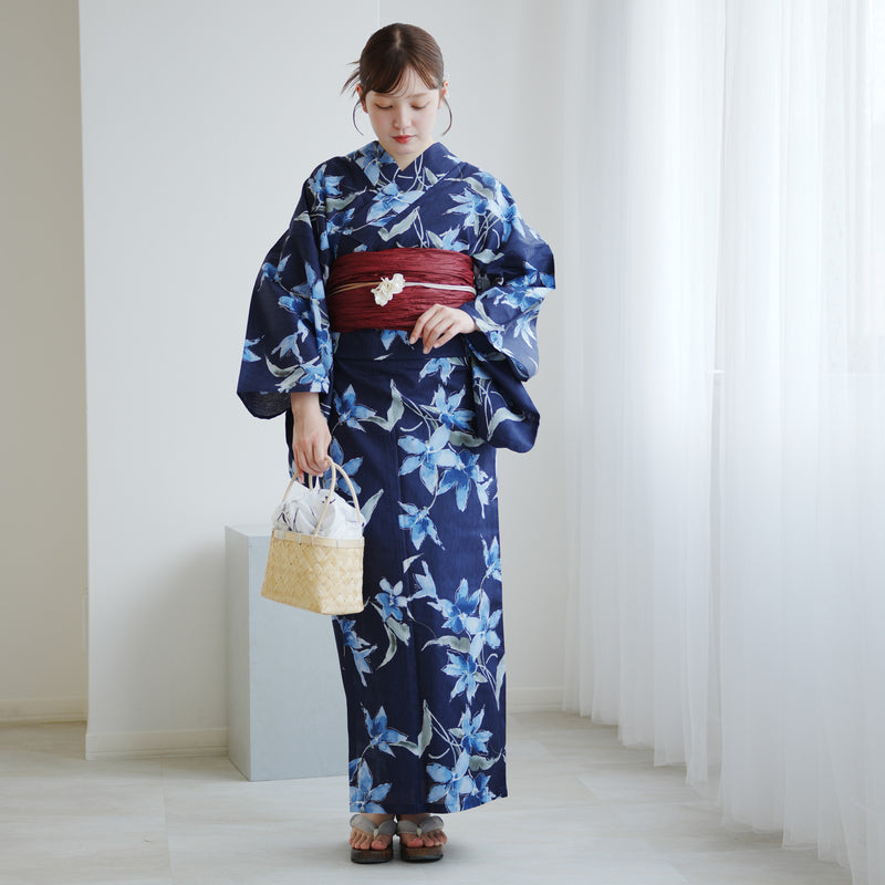 【高級変わり織 浴衣3点セット ( ゆかた・帯・下駄 ) 紺地に揺れるブルーの花】 コットン100％ フリーサイズ（5010286011）