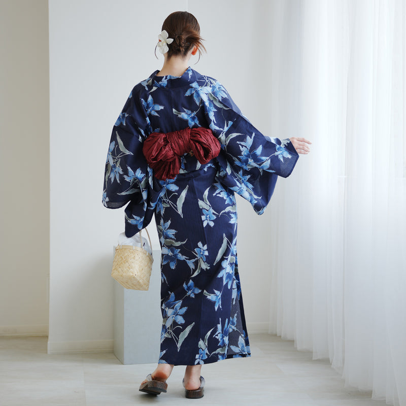 【高級変わり織 浴衣3点セット ( ゆかた・帯・下駄 ) 紺地に揺れるブルーの花】 コットン100％ フリーサイズ（5010286011）