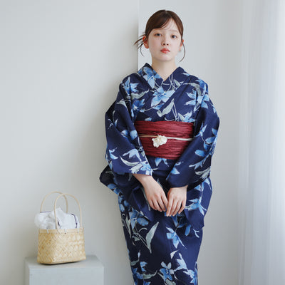 【高級変わり織 浴衣3点セット ( ゆかた・帯・下駄 ) 紺地に揺れるブルーの花】 コットン100％ フリーサイズ（5010286011）