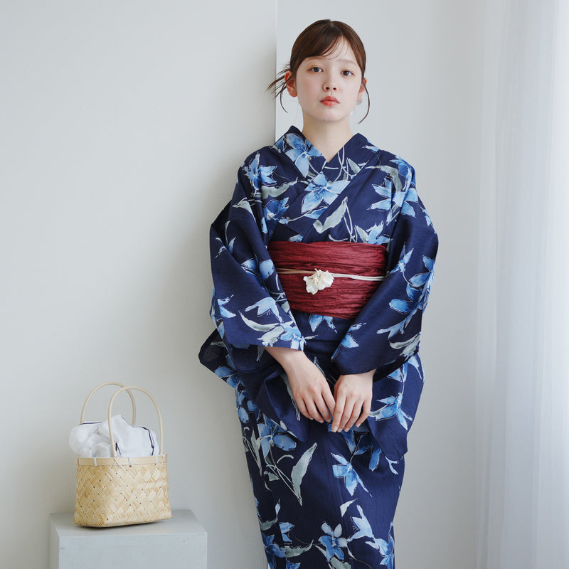 【高級変わり織 浴衣3点セット ( ゆかた・帯・下駄 ) 紺地に揺れるブルーの花】 コットン100％ フリーサイズ（5010286011）