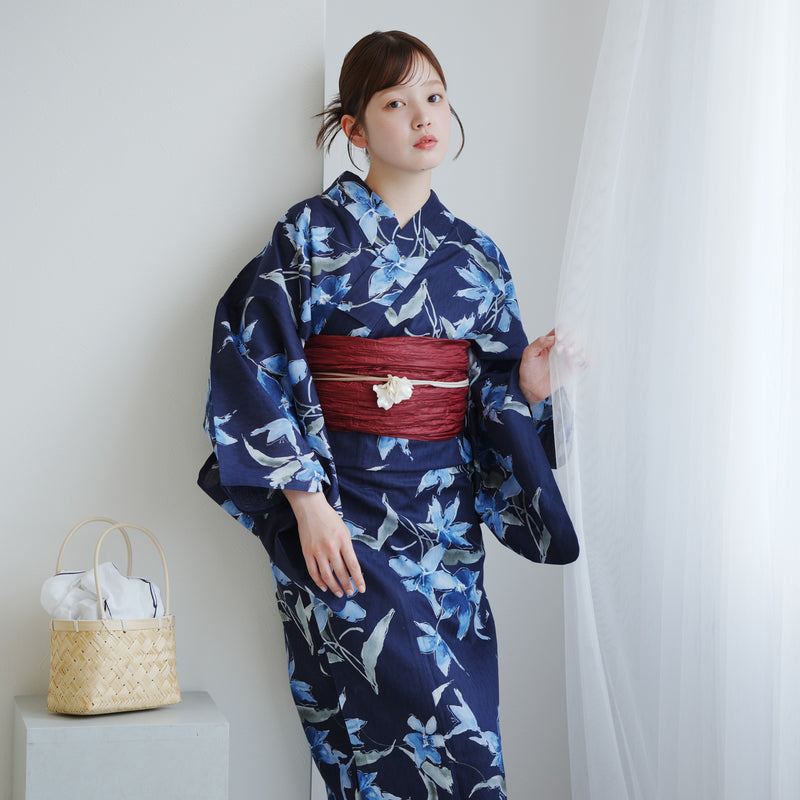 【高級変わり織 浴衣3点セット ( ゆかた・帯・下駄 ) 紺地に揺れるブルーの花】 コットン100％ フリーサイズ（5010286011）