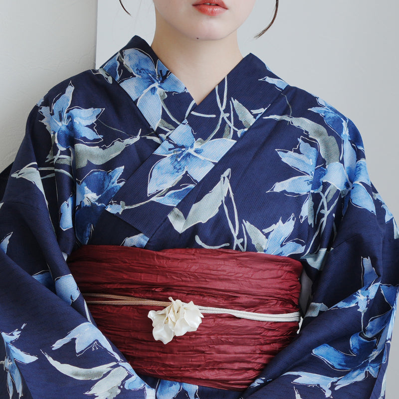 【高級変わり織 浴衣3点セット ( ゆかた・帯・下駄 ) 紺地に揺れるブルーの花】 コットン100％ フリーサイズ（5010286011）