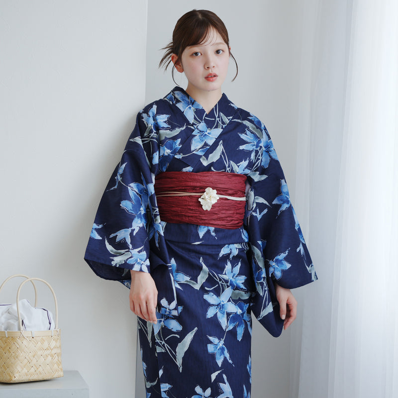 【高級変わり織 浴衣3点セット ( ゆかた・帯・下駄 ) 紺地に揺れるブルーの花】 コットン100％ フリーサイズ（5010286011）