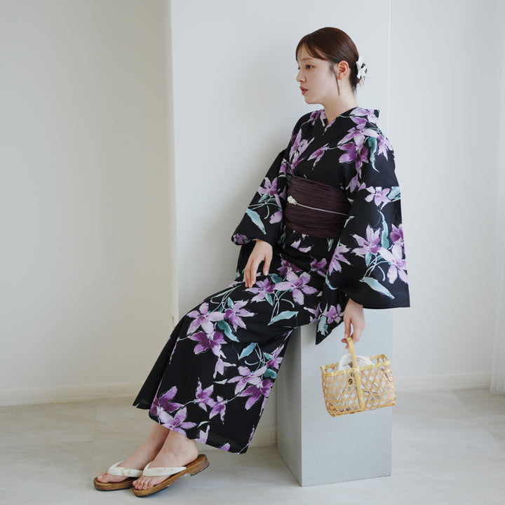 お任せ紫半幅帯+お任せ24.5下駄つき◆変わり織り■麗し牡丹の紫花遊び浴衣■ 高級変わり織 浴衣3点セット ( ゆかた・帯・下駄 )黒地に