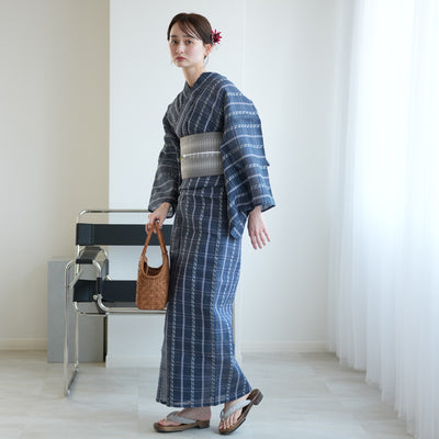 【綿麻 しじら織  浴衣3点セット ( ゆかた・帯・下駄 ) 紺鼠格子】特選・麻混 フリーサイズ 点で肌に触れる涼しい着心地  （5010286511）