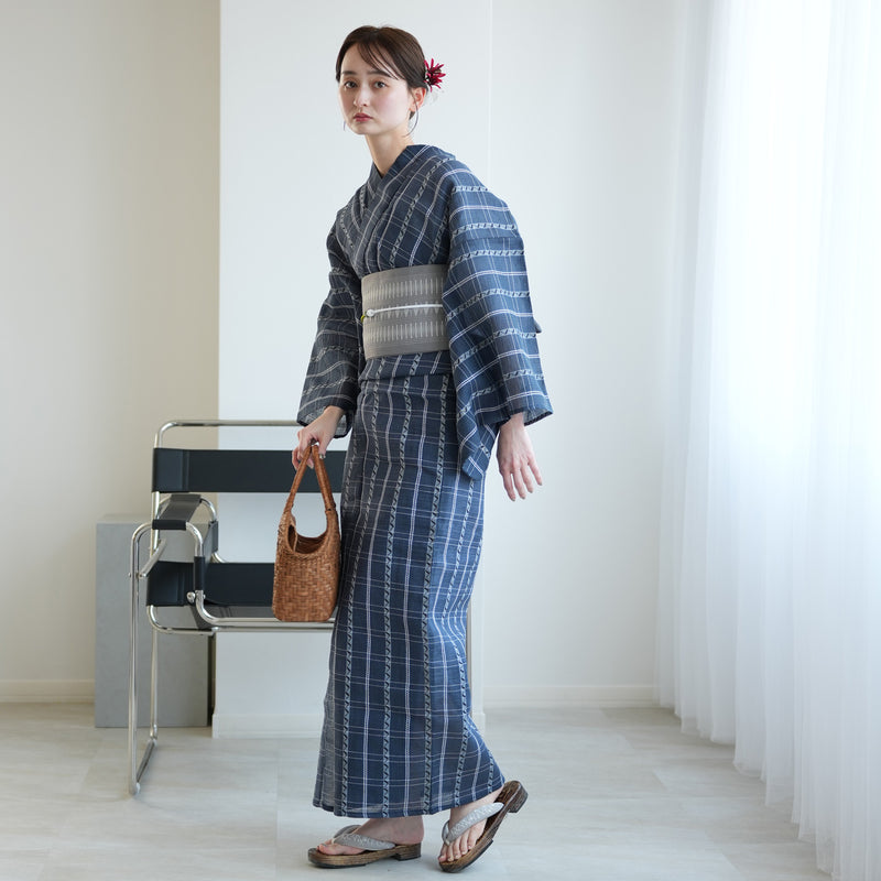【綿麻 しじら織  浴衣3点セット ( ゆかた・帯・下駄 ) 紺鼠格子】特選・麻混 フリーサイズ 点で肌に触れる涼しい着心地  （5010286511）