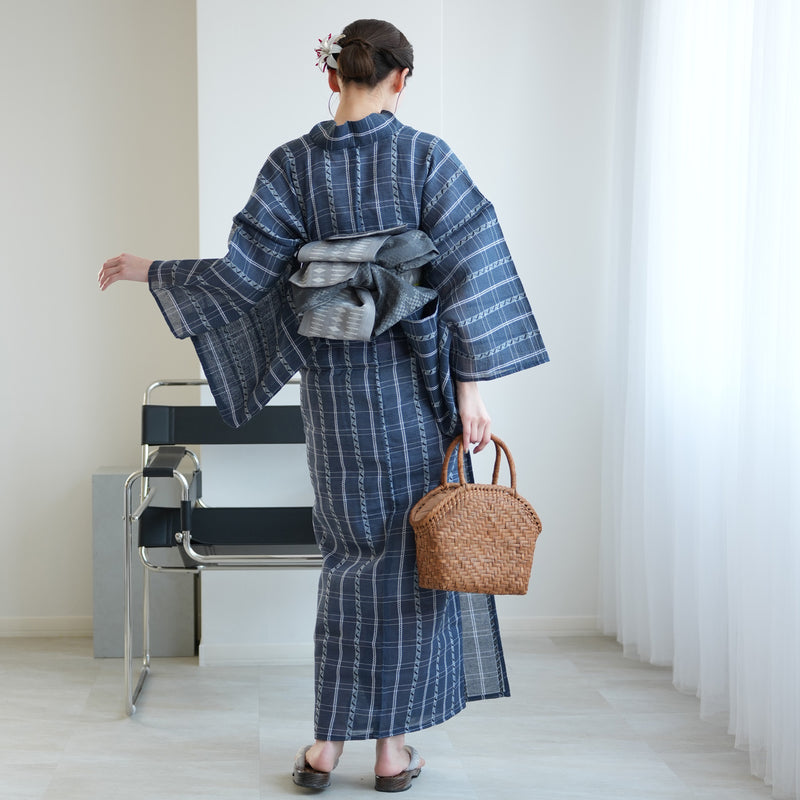 【綿麻 しじら織  浴衣3点セット ( ゆかた・帯・下駄 ) 紺鼠格子】特選・麻混 フリーサイズ 点で肌に触れる涼しい着心地  （5010286511）