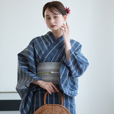 【綿麻 しじら織  浴衣3点セット ( ゆかた・帯・下駄 ) 紺鼠格子】特選・麻混 フリーサイズ 点で肌に触れる涼しい着心地  （5010286511）