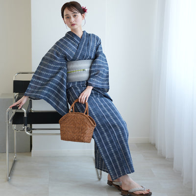 【綿麻 しじら織  浴衣3点セット ( ゆかた・帯・下駄 ) 紺鼠格子】特選・麻混 フリーサイズ 点で肌に触れる涼しい着心地  （5010286511）