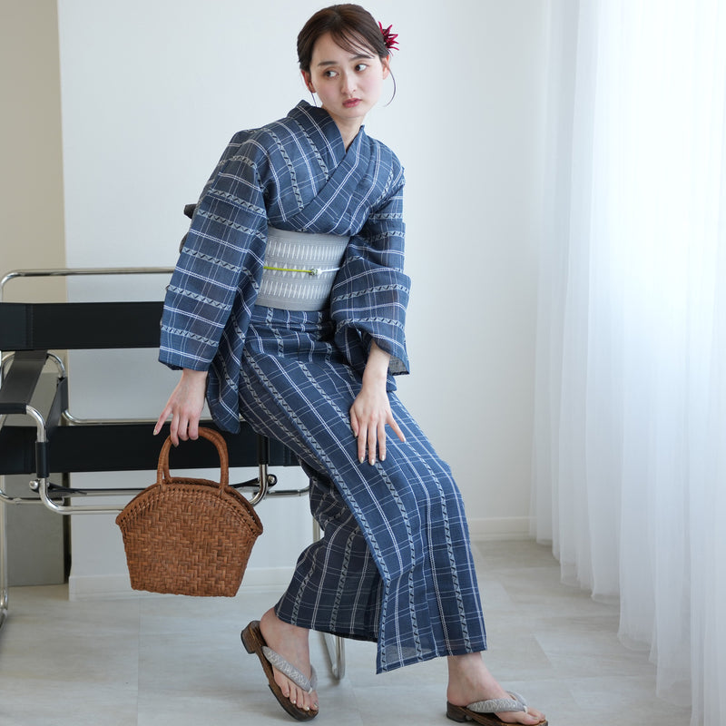 【綿麻 しじら織  浴衣3点セット ( ゆかた・帯・下駄 ) 紺鼠格子】特選・麻混 フリーサイズ 点で肌に触れる涼しい着心地  （5010286511）