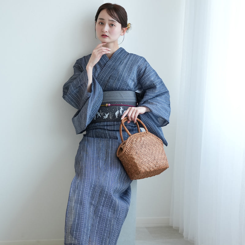 【綿麻 しじら織  浴衣3点セット ( ゆかた・帯・下駄 ) 紺鼠縦縞】特選・麻混 フリーサイズ 点で肌に触れる涼しい着心地  （5010286611）
