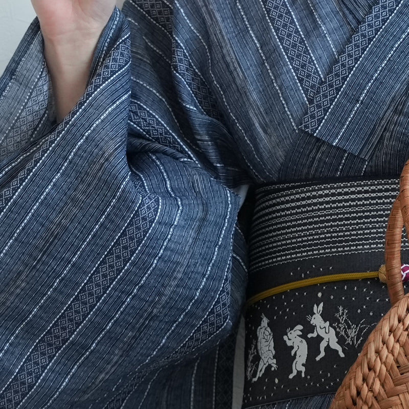【綿麻 しじら織  浴衣3点セット ( ゆかた・帯・下駄 ) 紺鼠縦縞】特選・麻混 フリーサイズ 点で肌に触れる涼しい着心地  （5010286611）