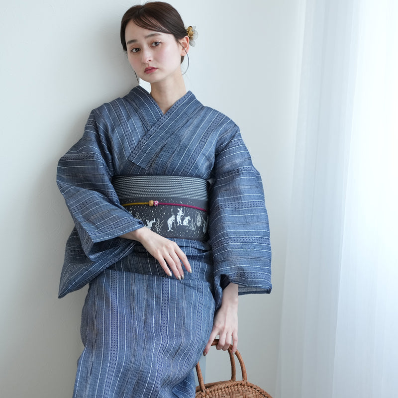【綿麻 しじら織  浴衣3点セット ( ゆかた・帯・下駄 ) 紺鼠縦縞】特選・麻混 フリーサイズ 点で肌に触れる涼しい着心地  （5010286611）