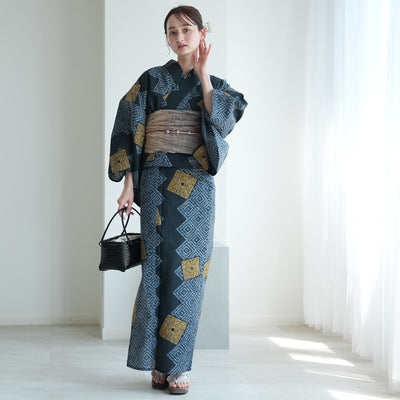 【utatane 高級変わり織 浴衣3点セット ( ゆかた・帯・下駄 ) ローケツ染め風 鉄紺の片寄せ】 フリーサイズ （5010286711）
