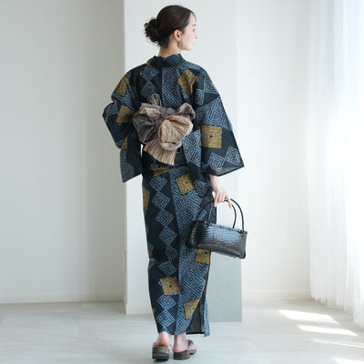 【utatane 高級変わり織 浴衣3点セット ( ゆかた・帯・下駄 ) ローケツ染め風 鉄紺の片寄せ】 フリーサイズ （5010286711）