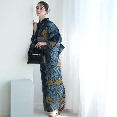 【utatane 高級変わり織 浴衣3点セット ( ゆかた・帯・下駄 ) ローケツ染め風 鉄紺の片寄せ】 フリーサイズ （5010286711）