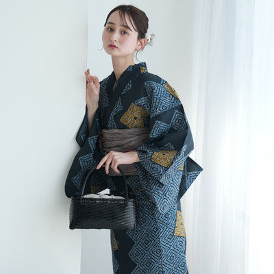 【utatane 高級変わり織 浴衣3点セット ( ゆかた・帯・下駄 ) ローケツ染め風 鉄紺の片寄せ】 フリーサイズ （5010286711）